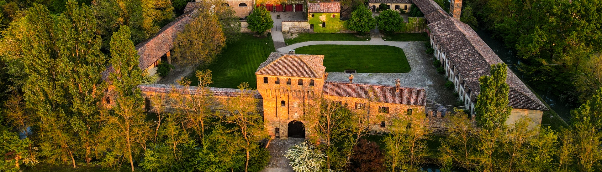 Castello di Paderna - Veduta dal drone foto di: |Guido Citterio| - Archivio del castello